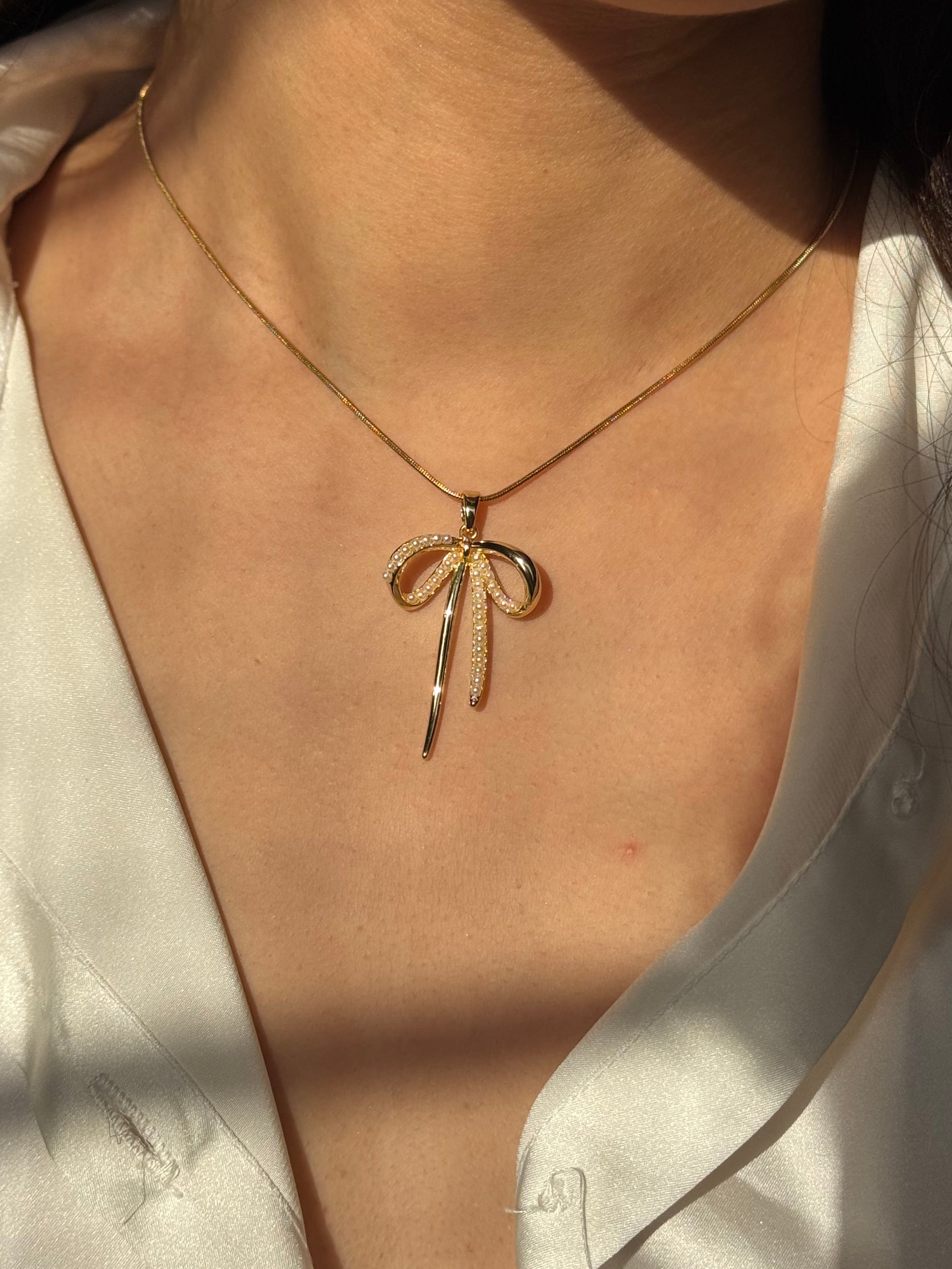 Pearl bow necklace