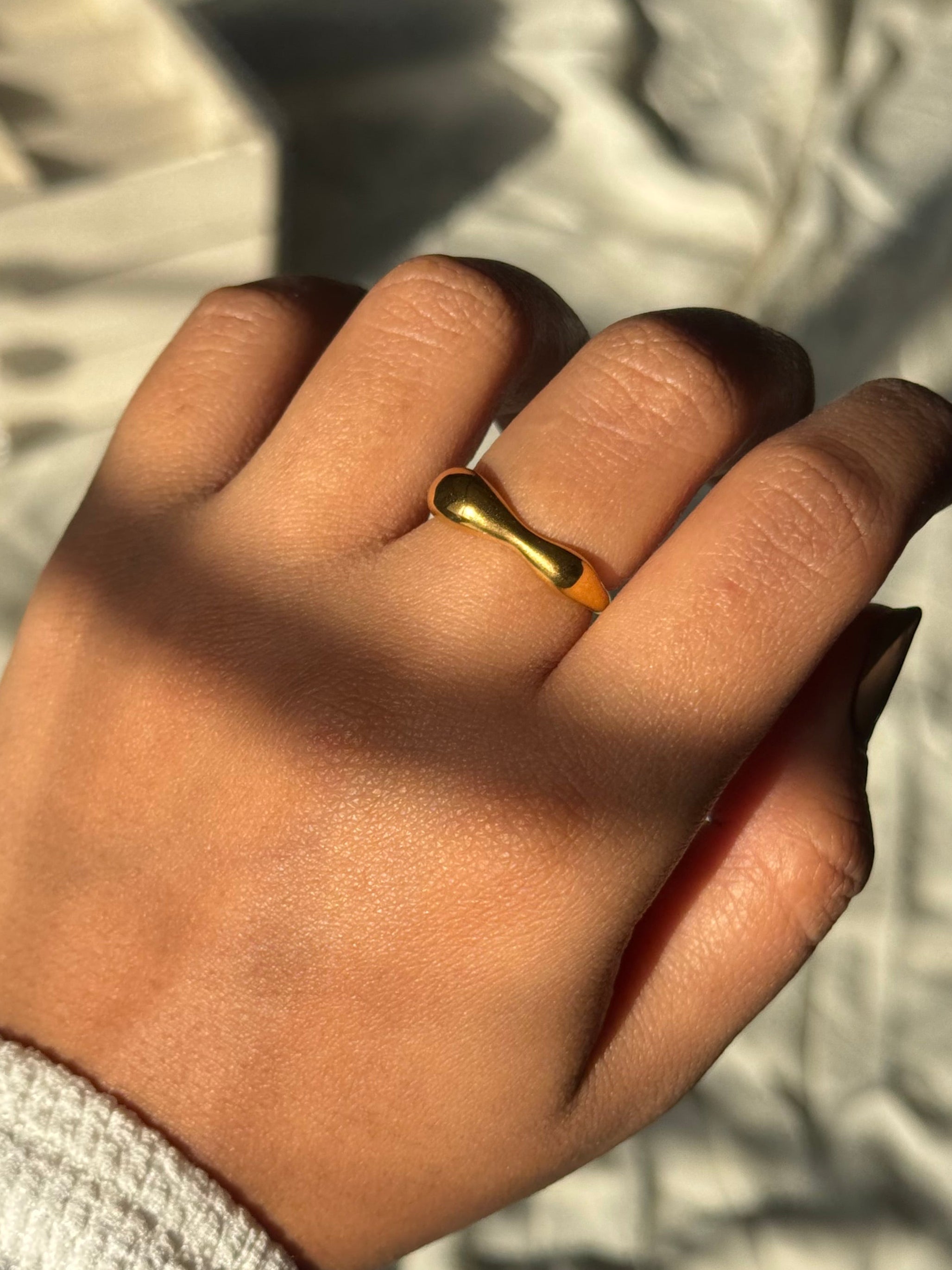 Gold sculpture shape Ring