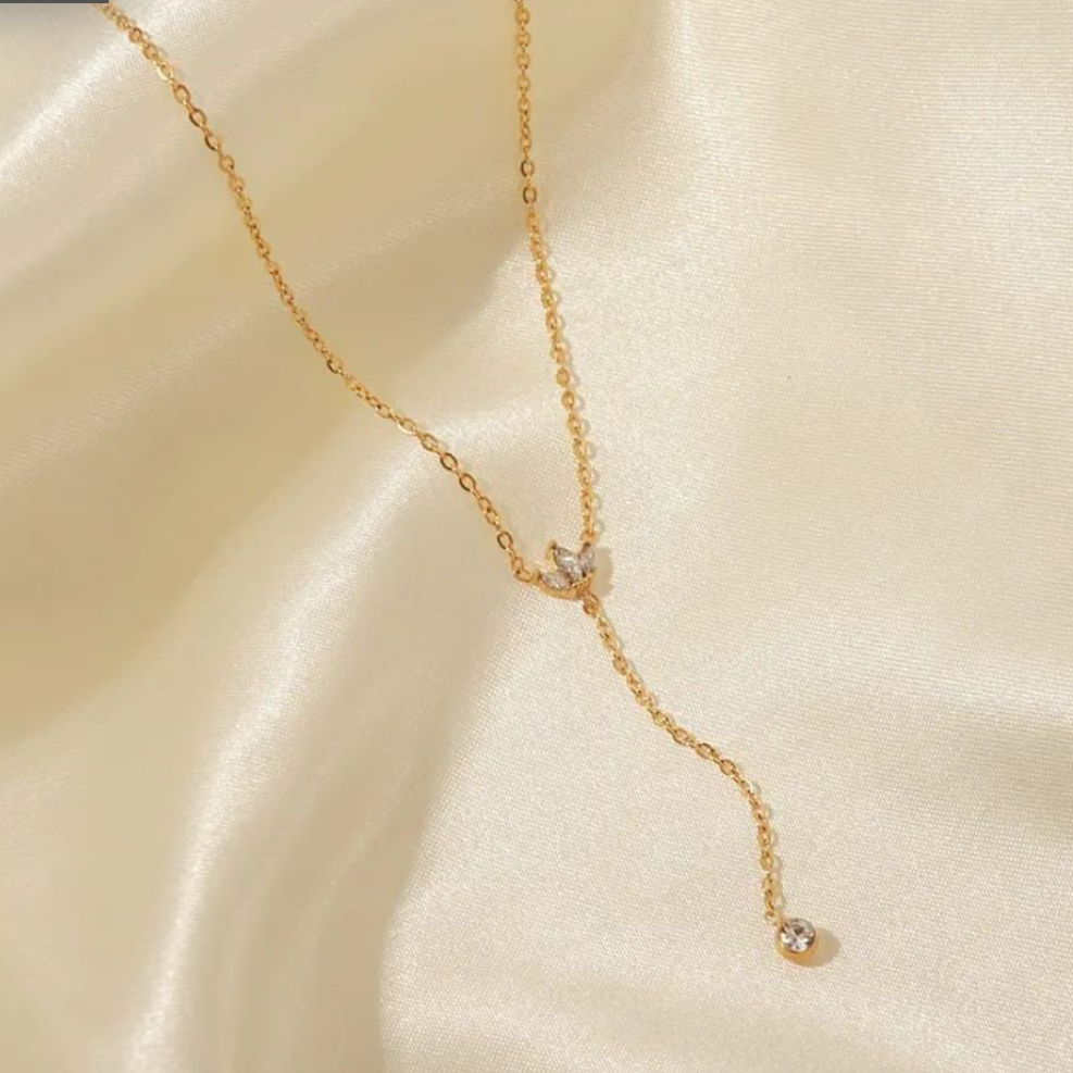 Leaf With Tail Diamond Minimal Necklace