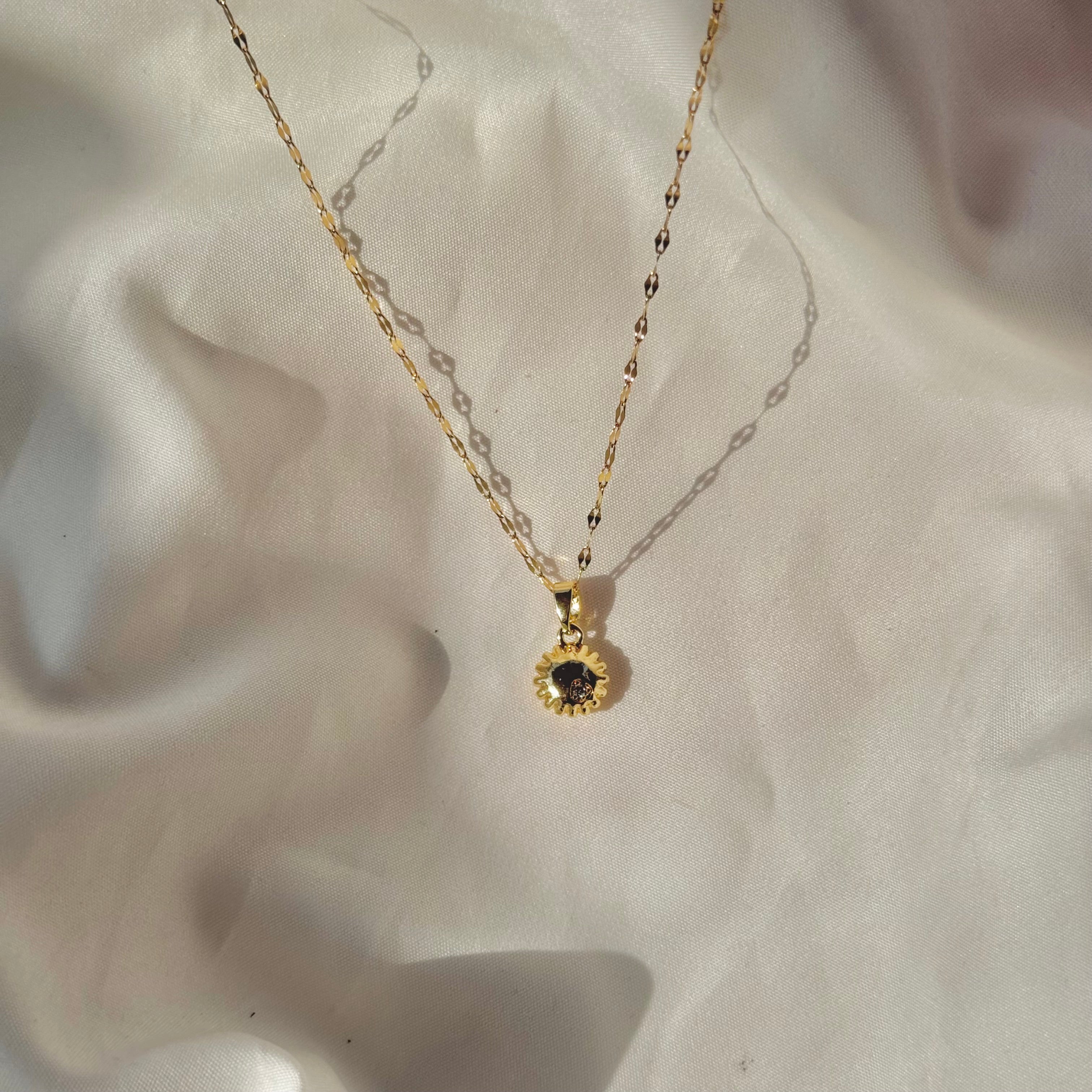 Small dainty circle necklace