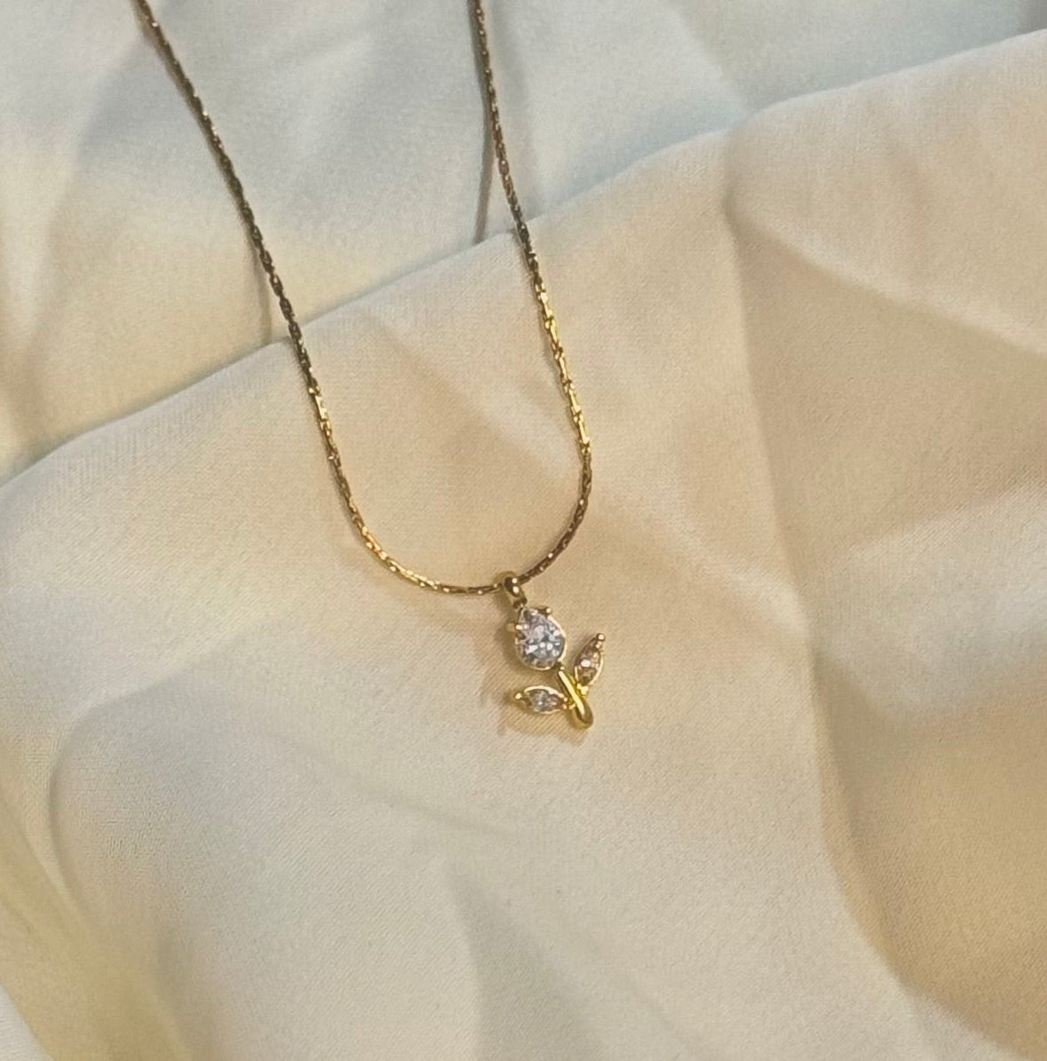 White Tulip Combo (Necklace & Bracelet)