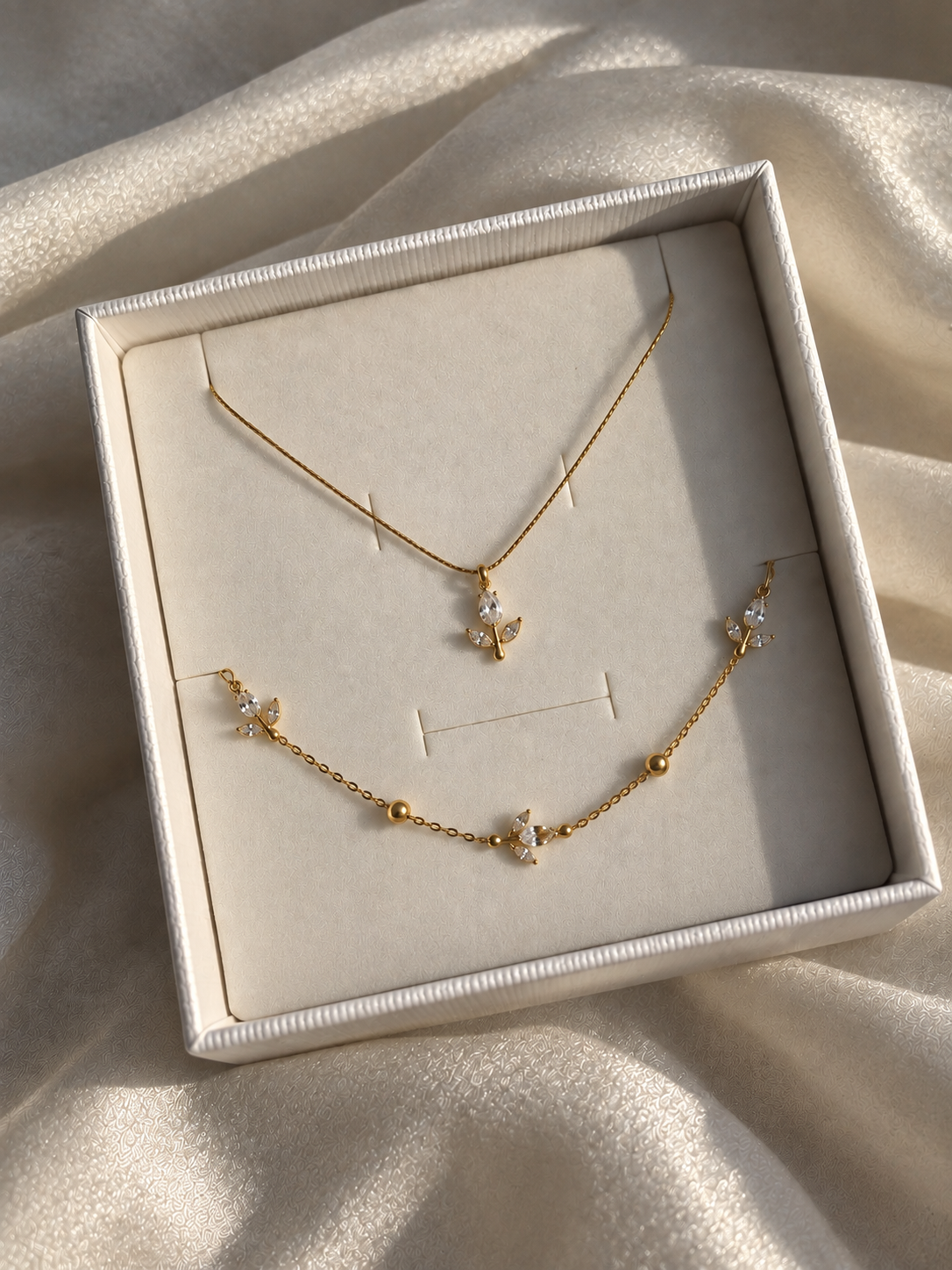 White Tulip Combo (Necklace & Bracelet)