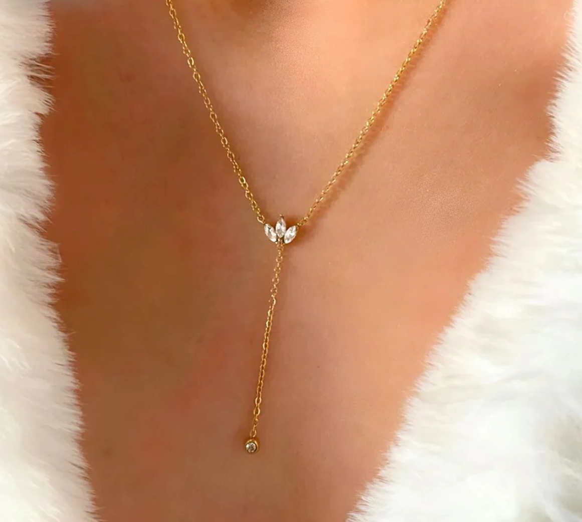 Leaf With Tail Diamond Minimal Necklace