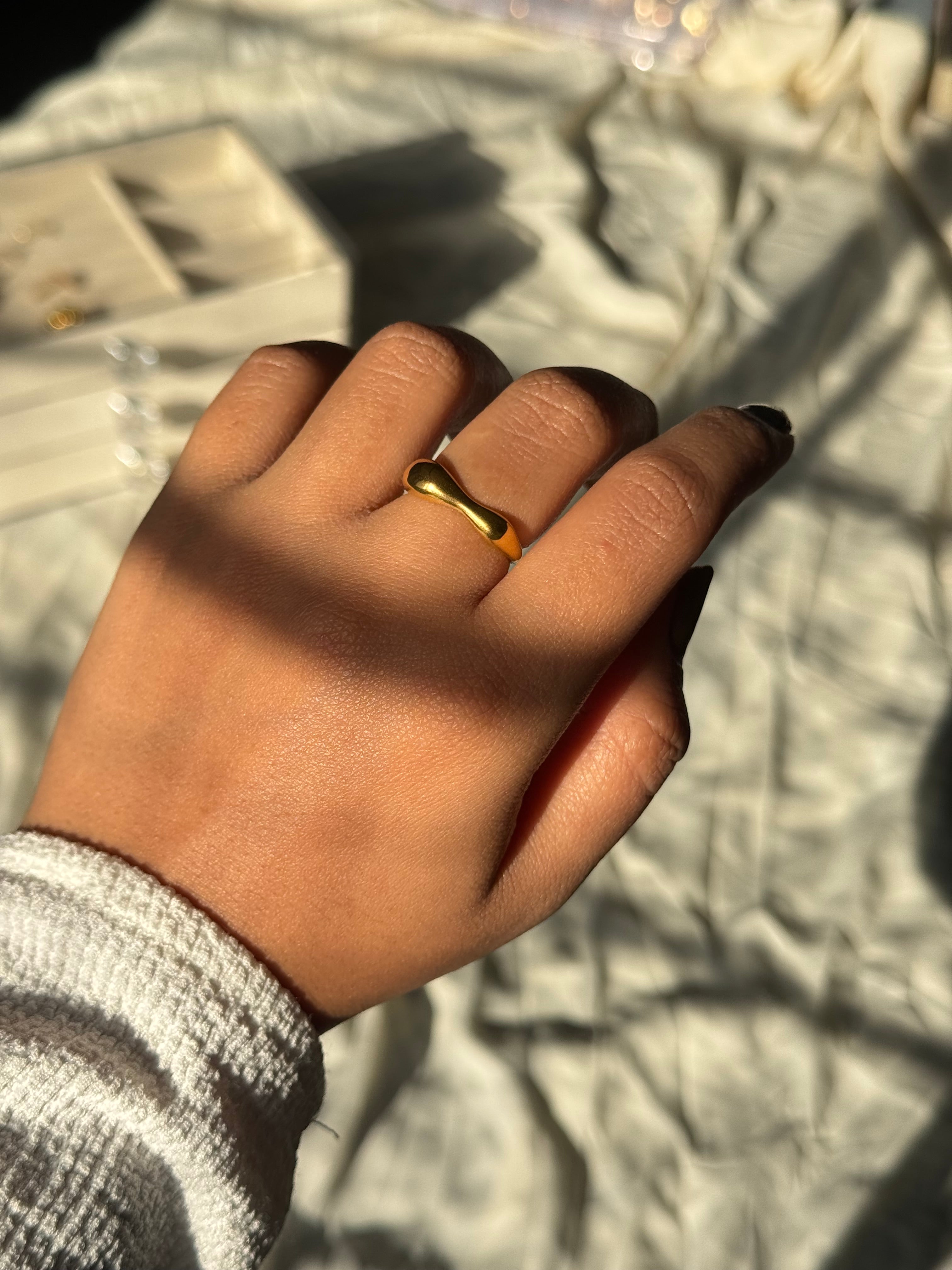 Gold sculpture shape Ring