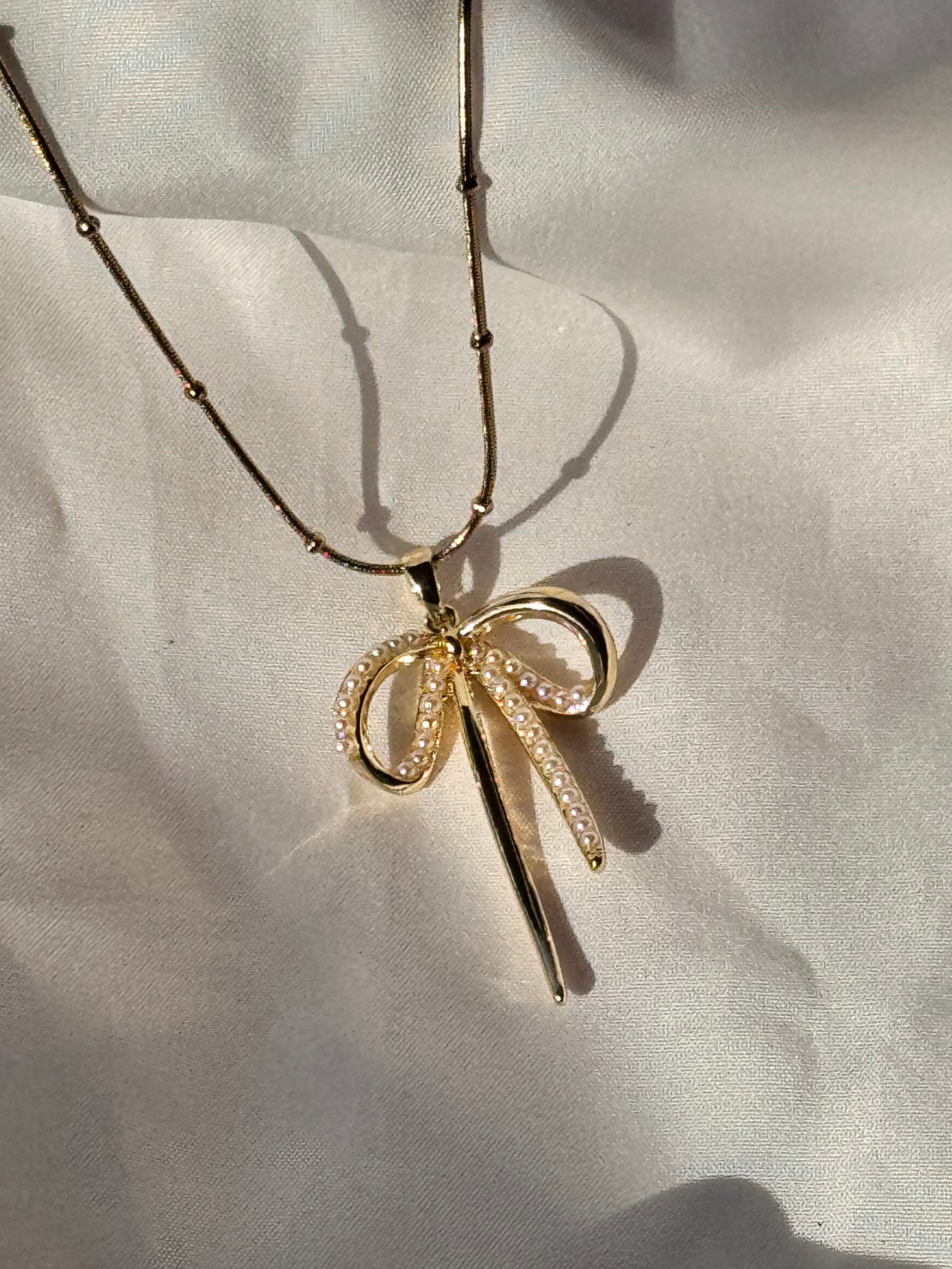 Pearl bow necklace
